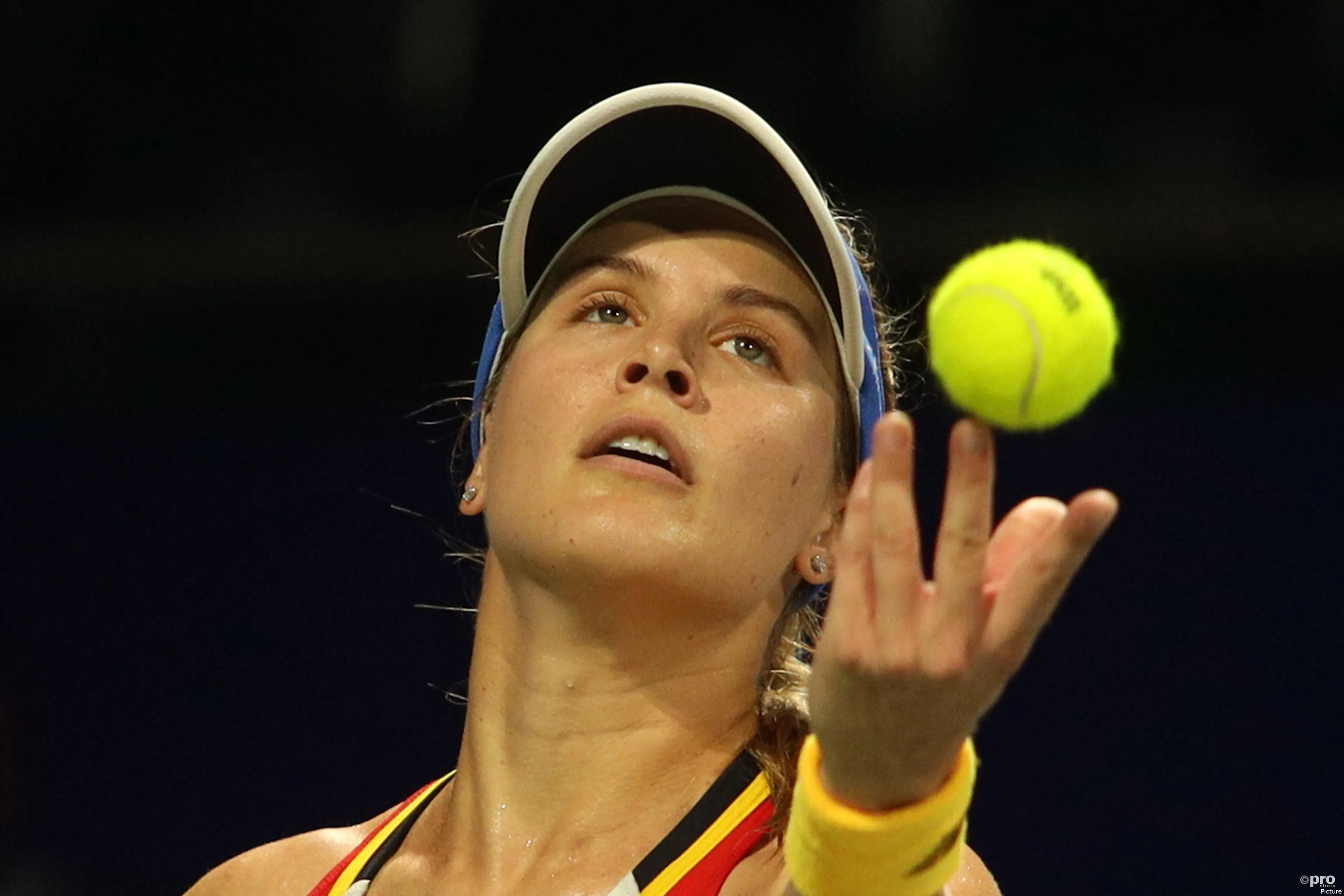 Bouchard returns to tennis court.... for New Balance tennis advert